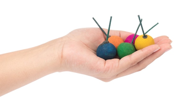 uśmiechnięte dłonie z igłą